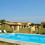 Isa-villas With Shared Pool In Just 500 Meters From The Sea Apartahotel