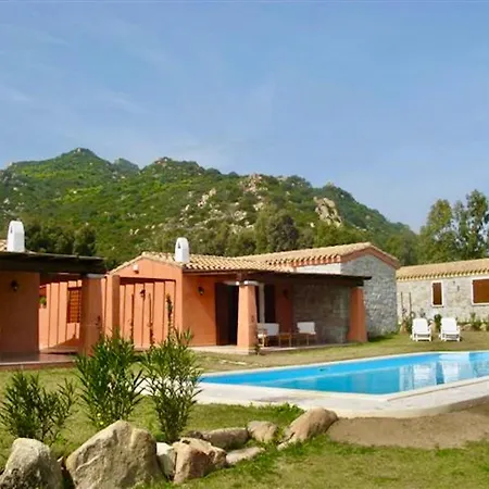 Isa-villas With Shared Pool In Just 500 Meters From The Sea شقة فندقية 4*