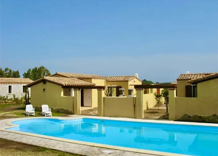 Isa-villas With Shared Pool In Just 500 Meters From The Sea Apartmanhotel